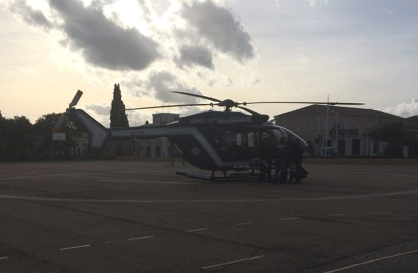 Transfert des deux individus par hélicoptère Transfert des deux individus par hélicoptère